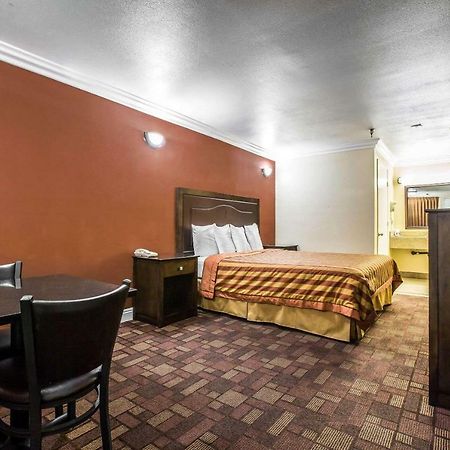 Econo Lodge Pico Rivera Bagian luar foto