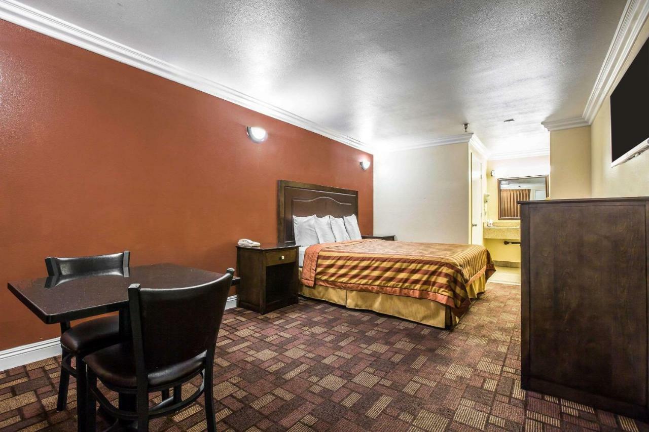 Econo Lodge Pico Rivera Bagian luar foto